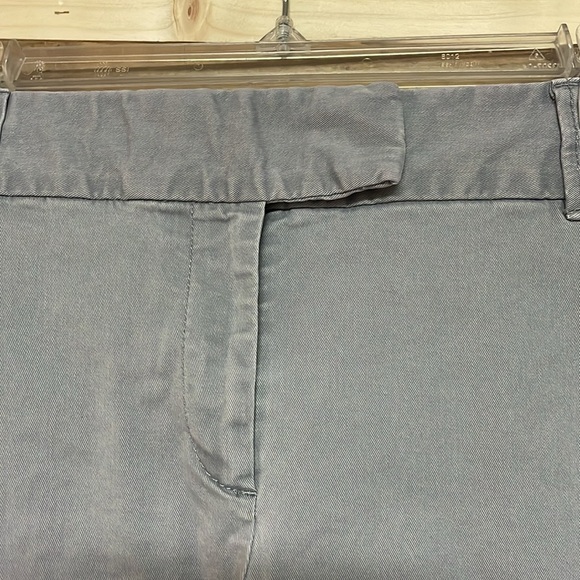 Loft size 8 Light Gray Color Mid-rise 4” Inseam The Riviera Shorts with Pockets - Picture 5 of 11